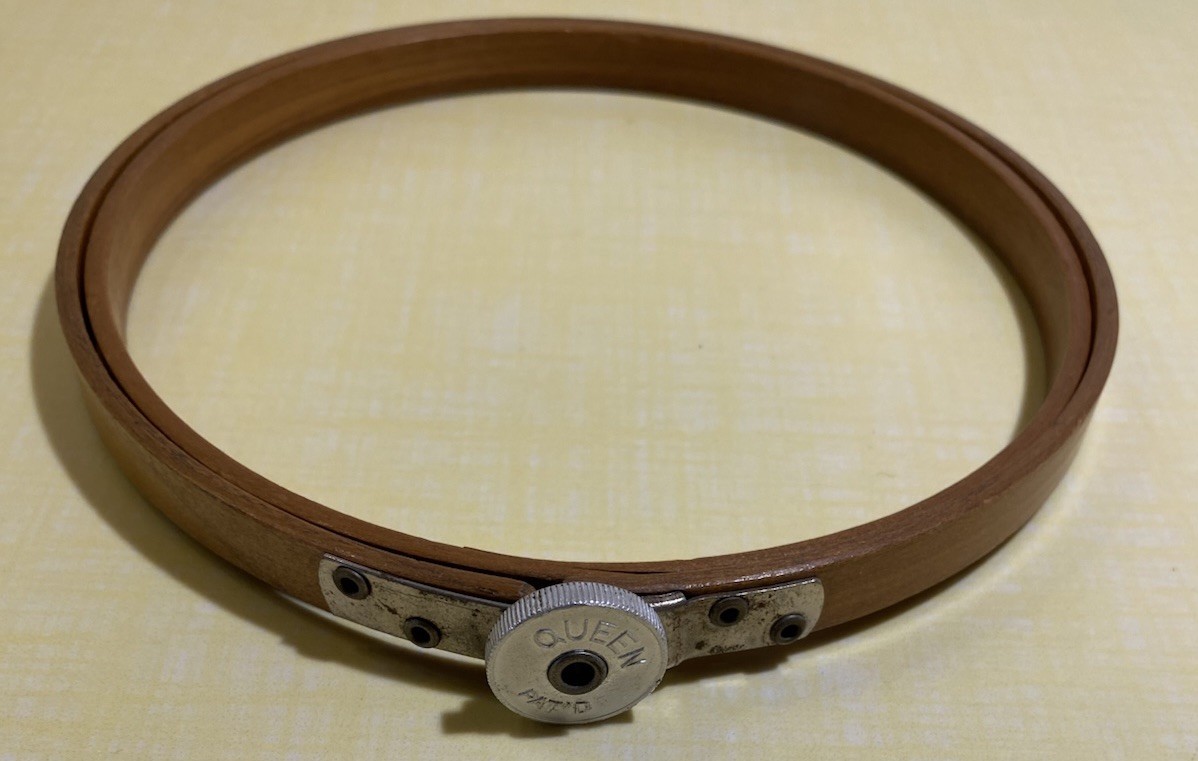 Vintage 6” Round Queen Wood Embroidery Hoop Tension Wheel Felt Lined SEE DETAILS