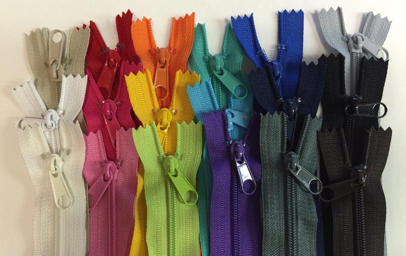 WHOLESALE LOT OF 18 LONG PULL HANDBAG ZIPPERS 10″ Mix Colors #4 (5.1mm) Nylon