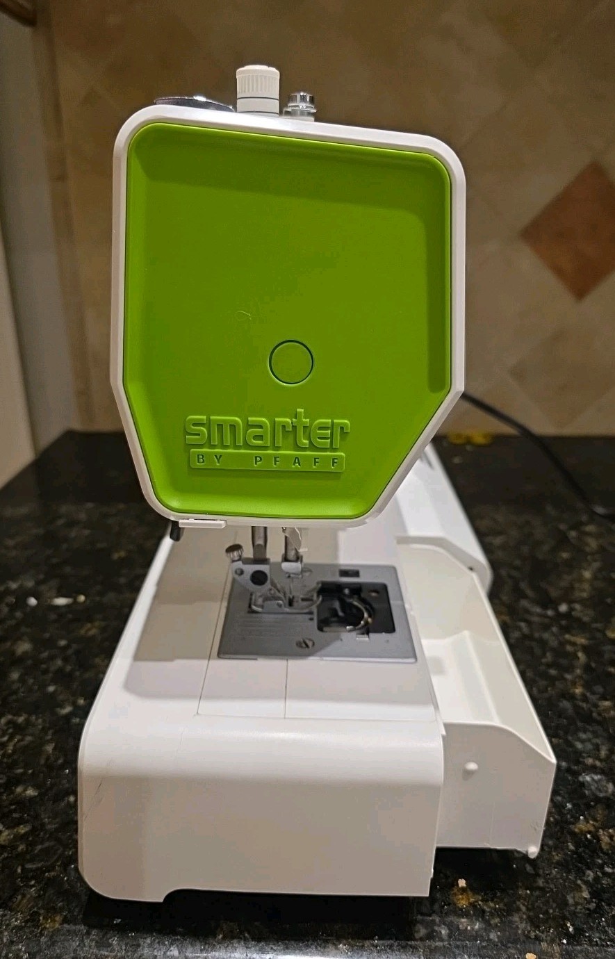 Pfaff Smarter 140s Sewing Machine (NEEDS BOBBIN) RUNS GREAT!!! *READ*