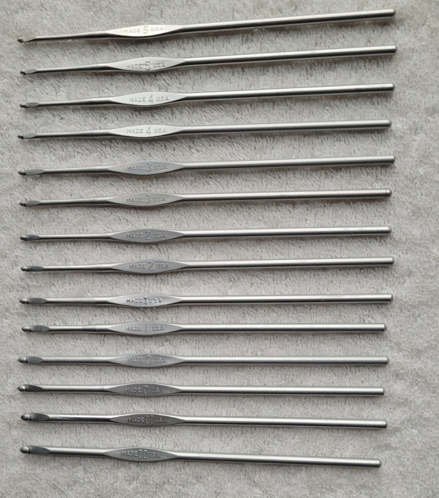 Preowned Set of 21 Millimeter Sized Thread Crochet Hooks 3.00 mm to 0.5mm