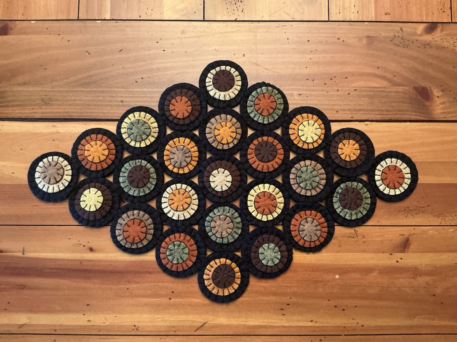 NEW COLOR COMBO PRIMITIVE WOOLFELT PENNY RUG TABLE RUNNER IN GREAT FALL SHADES