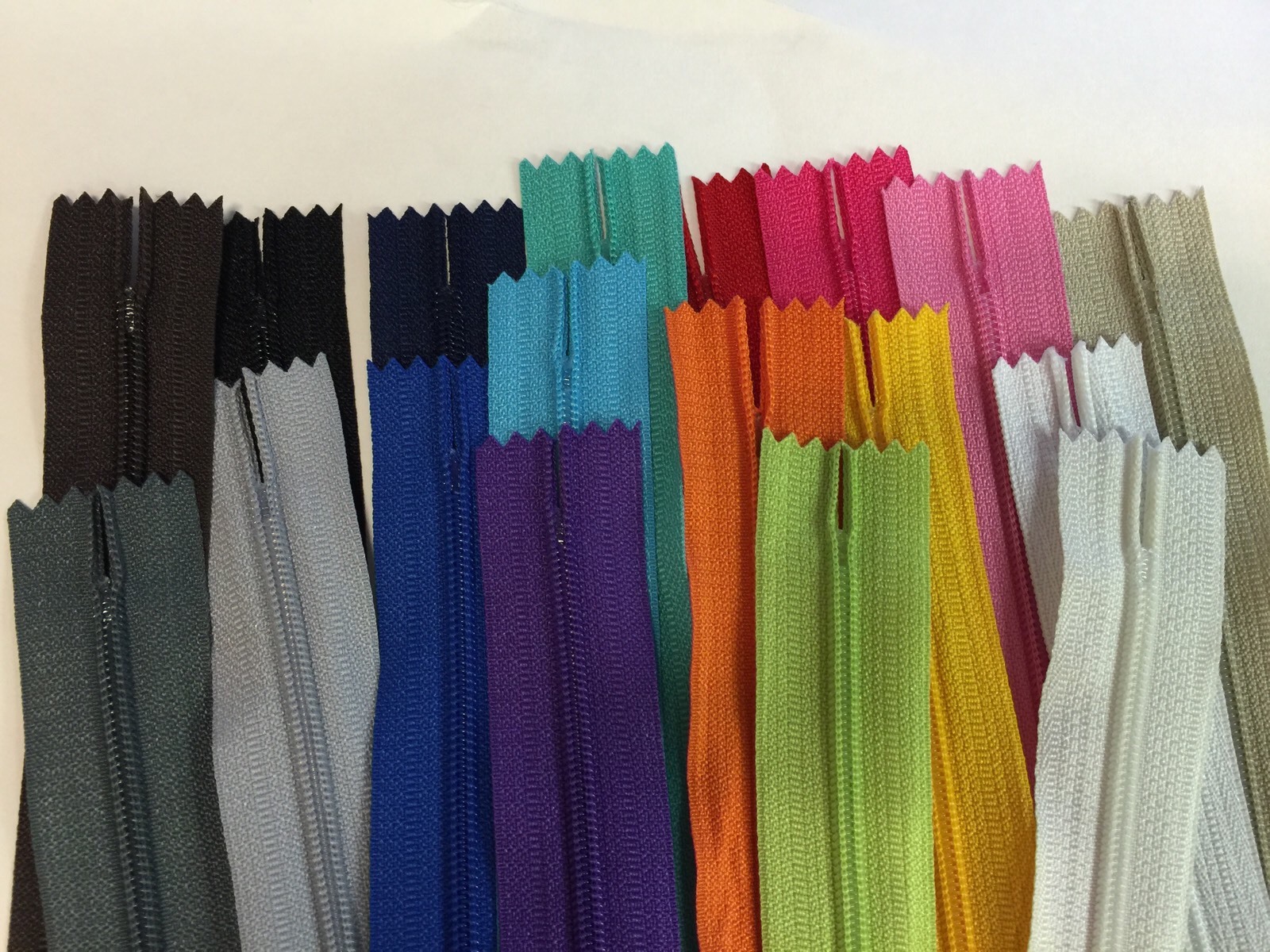 WHOLESALE LOT OF 18 LONG PULL HANDBAG ZIPPERS 10″ Mix Colors #4 (5.1mm) Nylon
