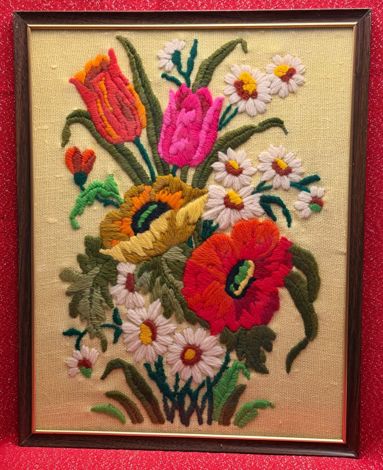 VINTAGE 1970s CREWEL EMBROIDERED PICTURE FRAMED – TULIPS, DAISIES – GREAT!