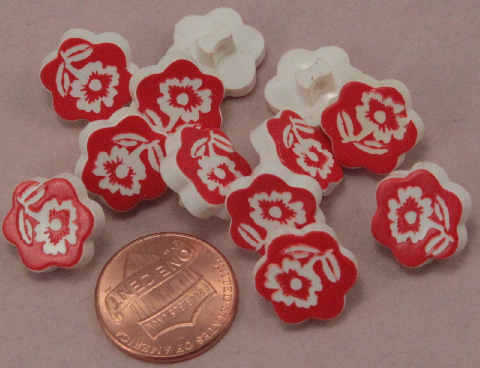 12 Small Thick Red White Flower Floral Plastic Shank Buttons 9/16″ 14MM 6305