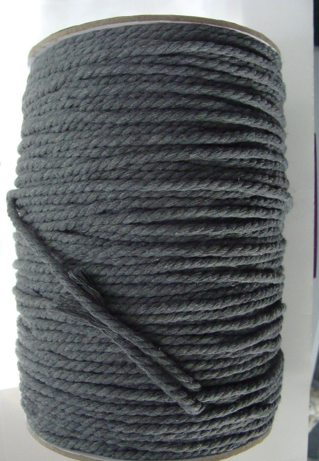VTG LARGE SPOOL OF GRAY TWEED WOOL YARN TOTAL WEIGHT 27 oz