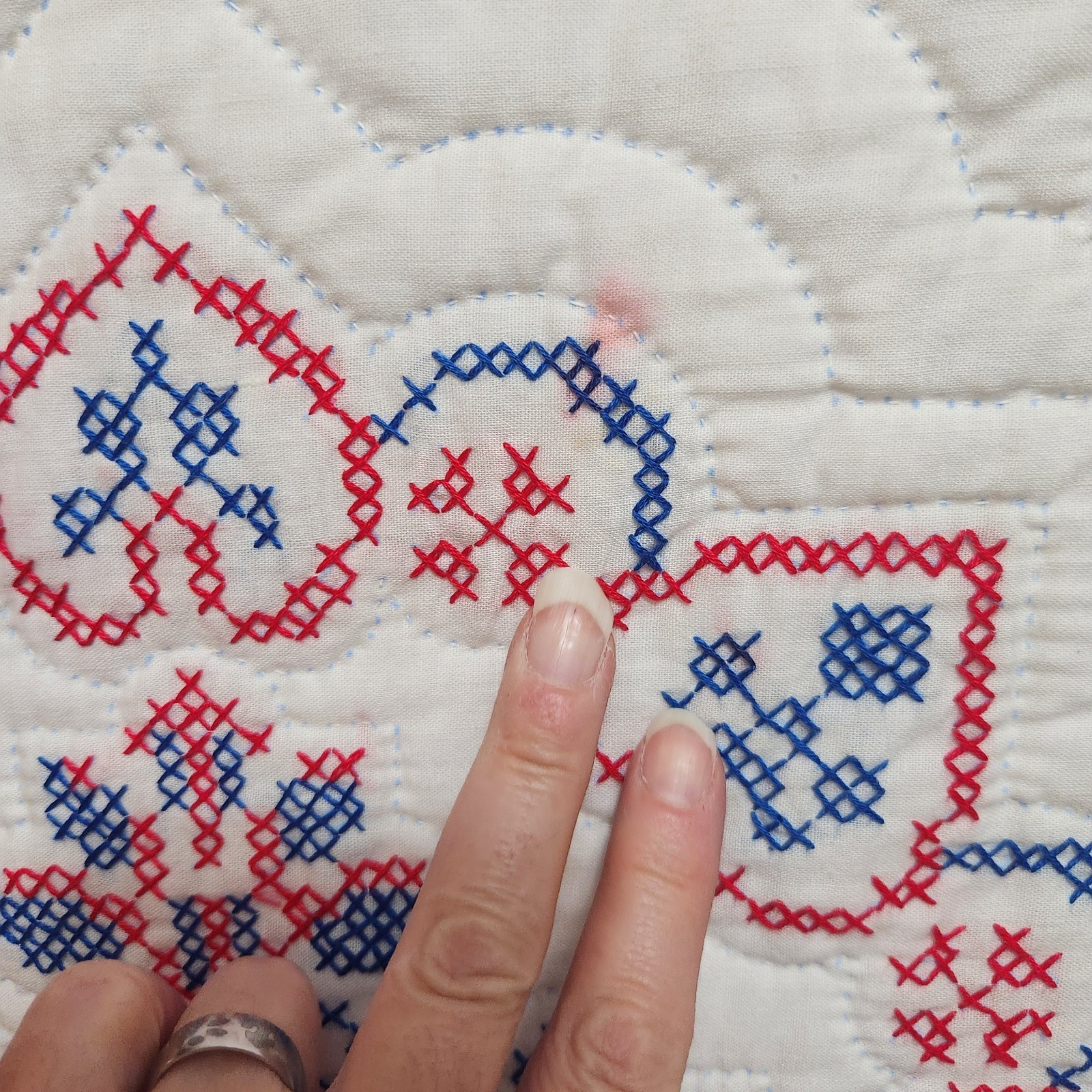 84 x 96 Queen Size Embroidered Machine Stitched Quilt Red White Blue Medallions
