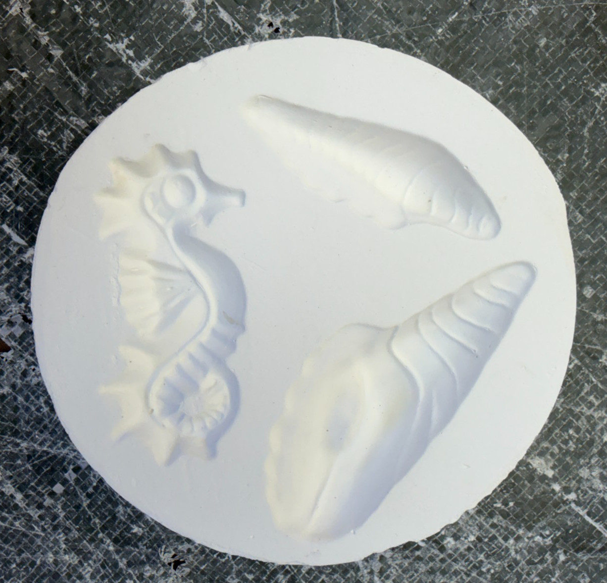 VINTAGE NO BRAND NAME CERAMIC MOLD #54 SEAHORSE SHELLS