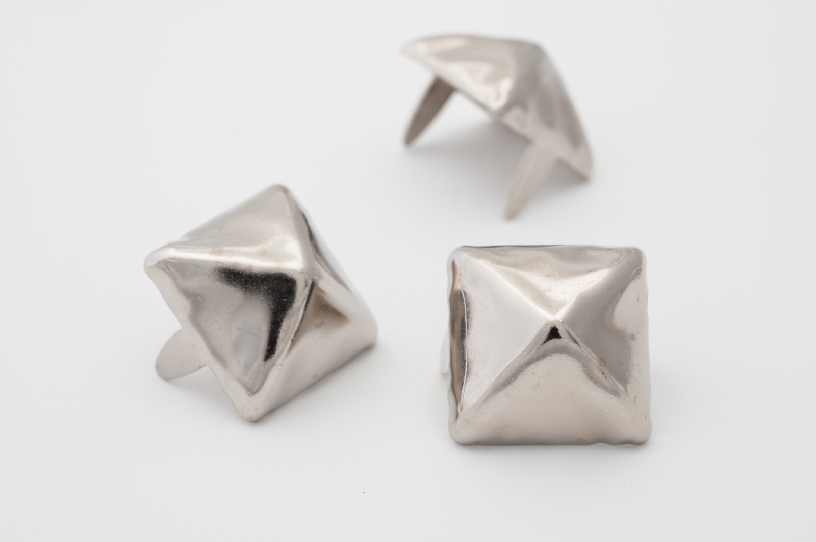 Pyramid Silver Studs 16mm 5/8 inch – Bag of 100 – Leathercraft StudsAndSpikes