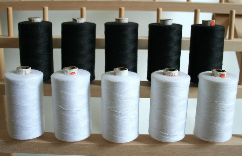 LARGE WHITE & BLACK 3PLY 1000M QUILTING SEWING THREAD