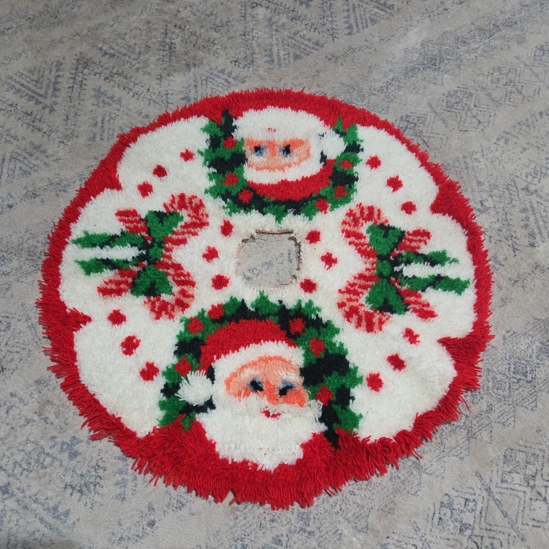 VTG WONDER ART LATCH HOOK 36″ TREE SKIRT KIT CANDY CANE SANTA #4536 DONE