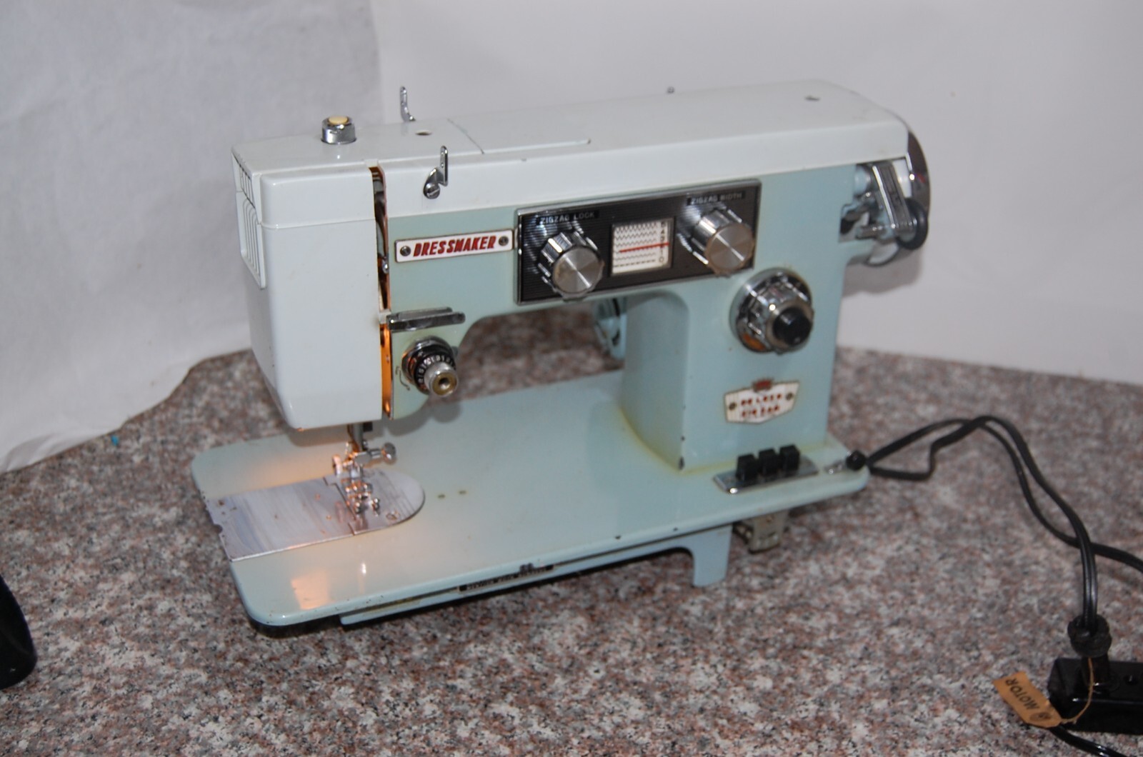 T1B Dressmaker SWA-2000 Deluxe Zig Zag Sewing Machine SN21453