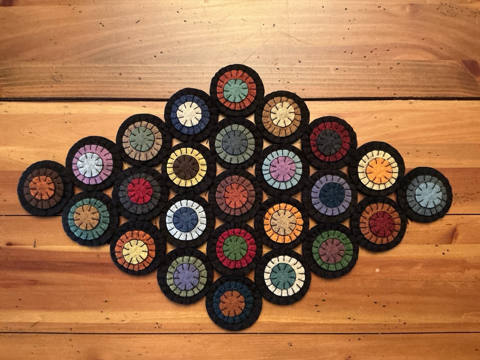 WOOL FELT PENNY RUG TABLE RUNNER CANDLE MAT IN PRIMITIVE PATCHWORK QUILT COLORS