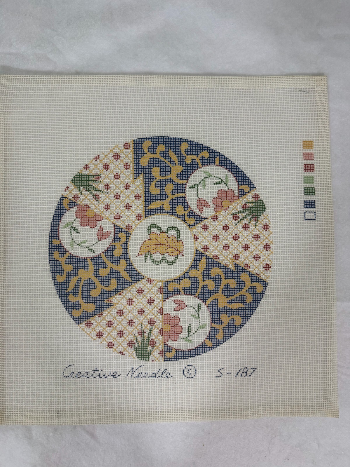 CREATIVE NEEDLE hand painted 13 mesh needlepoint Round floral canvas NEW