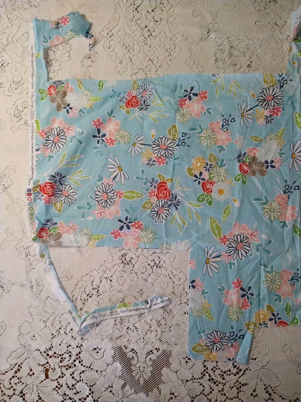 REMNANT Riley Blake Daisy Days Pink Red Floral Blue Cotton Fabric 14″x21″ Plus