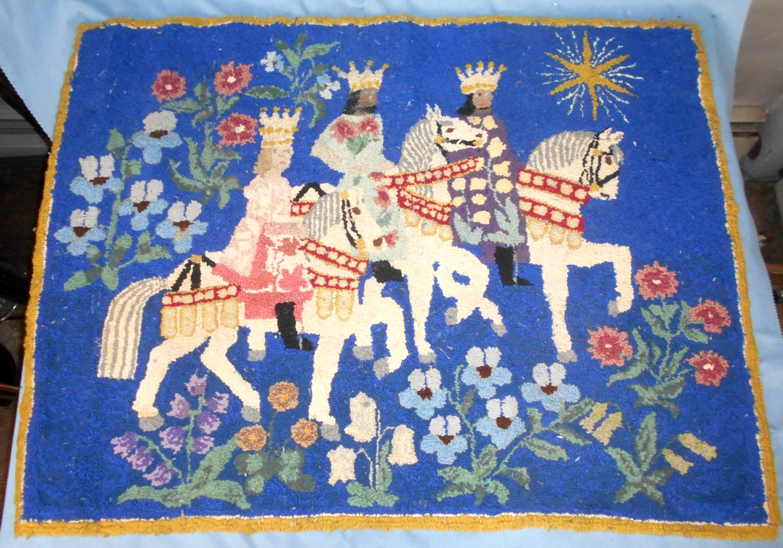 VINTAGE HAND HOOKED PICTORAL HOOKED RUG~THE 3 KINGS ON HORSEBACK